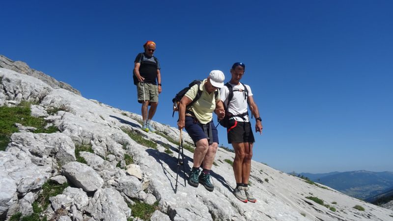 L'accompagnateur aide une randonneuse dans la descente