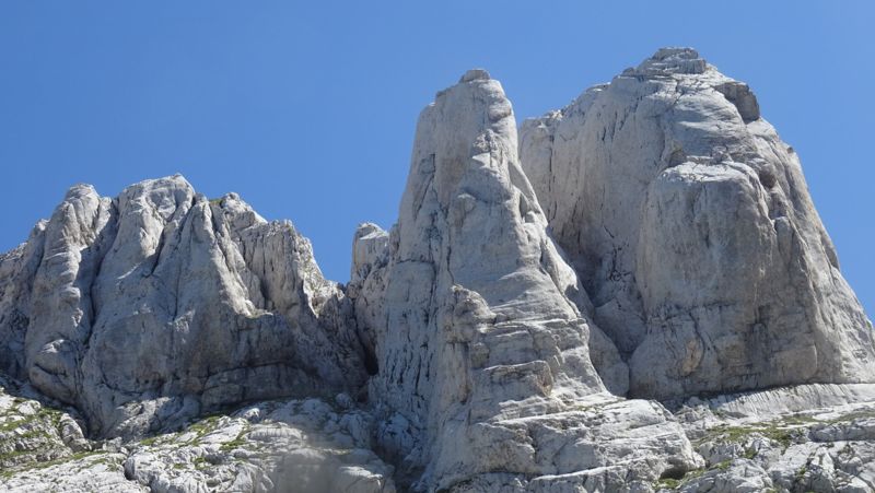 Aiguilles calcaires sous le ciel bleu