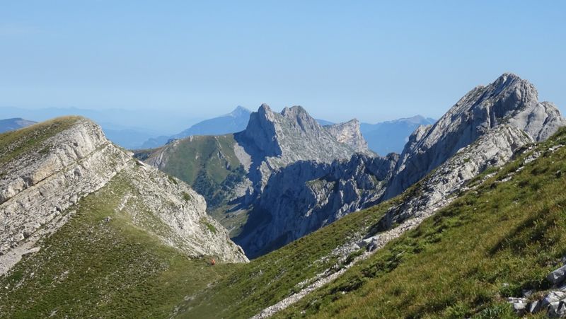 Crêtes rocheuses et vallon d'alpage