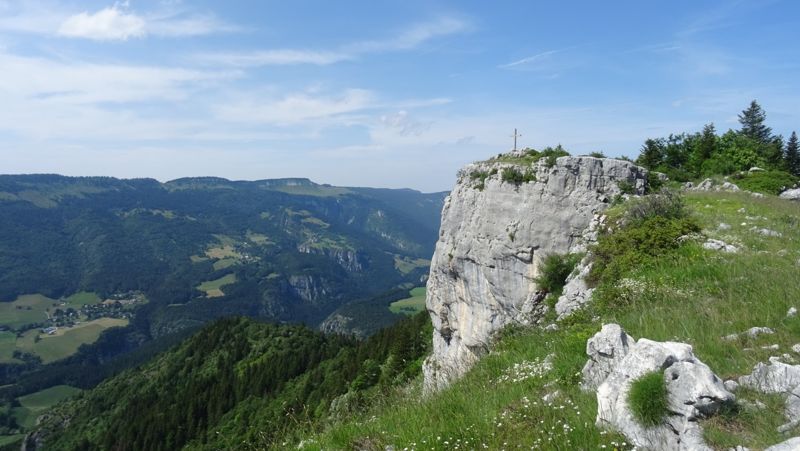Falaise et croix au-dessus de la vallée