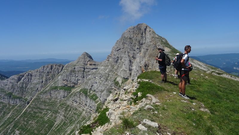 Groupe face aux sommets rocheux
