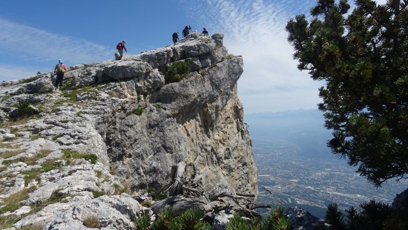 Groupe sur un promontoire au-dessus de Grenoble