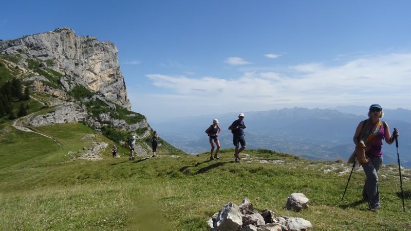 Groupe sur l'alpage au pied de la falaise