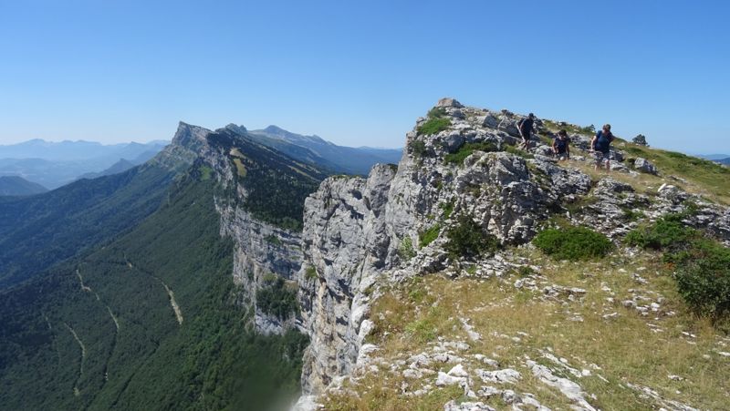 Randonneurs au bord des falaises