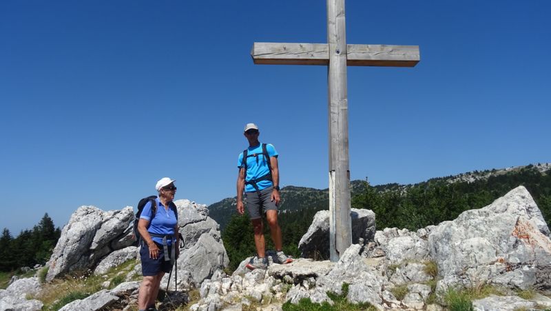 Randonneurs au pied de la croix