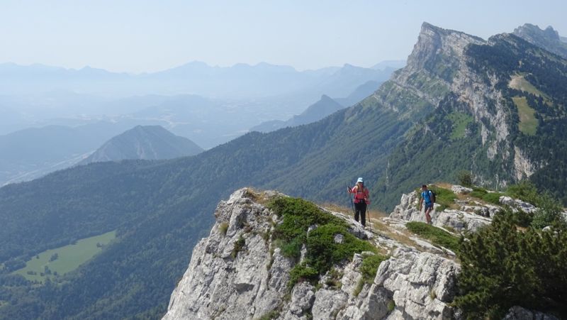 Randonneurs sur les falaises de la bordure est