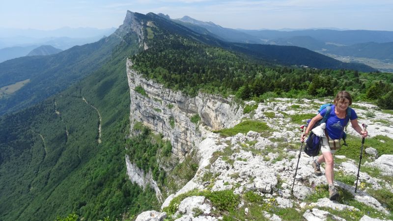 Randonneuse sur les crêtes, falaises en contrebas