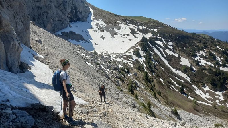 Randonneuses près des névés de printemps