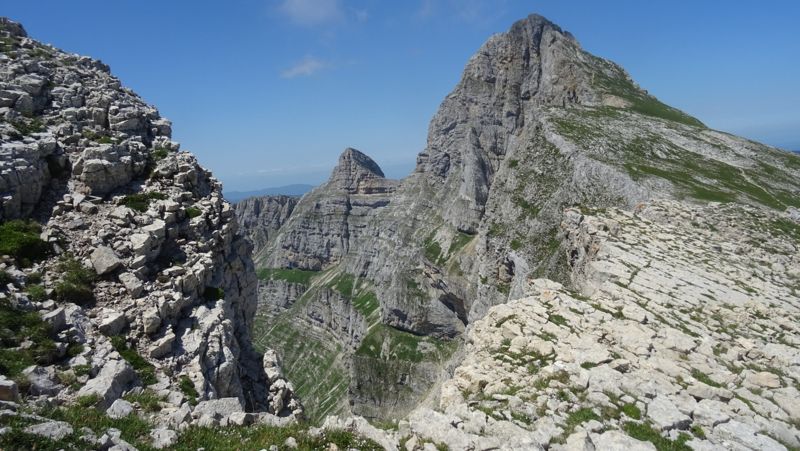 Sommets rocheux et vallon d'alpage