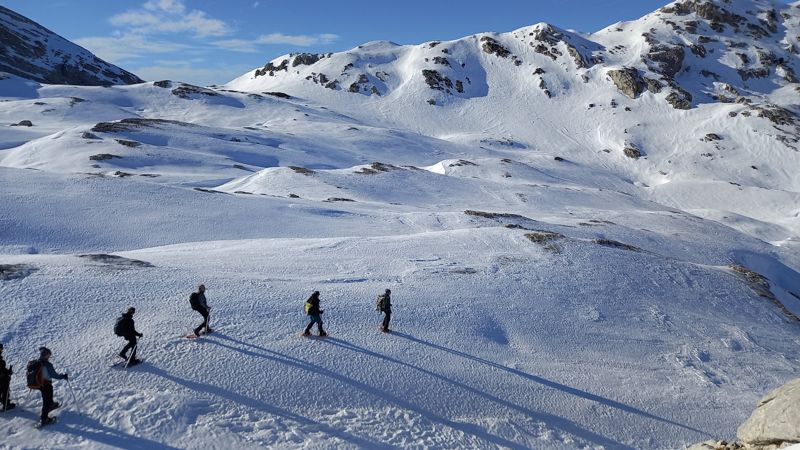 File de raquettistes sur les hauts plateaux
