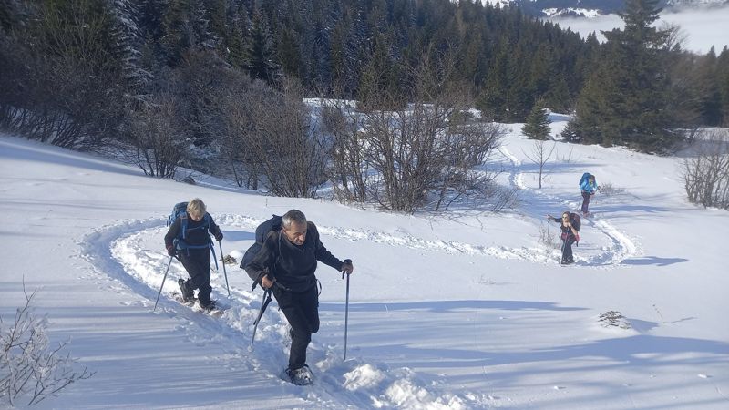 Montée en lacets dans la pente enneigée
