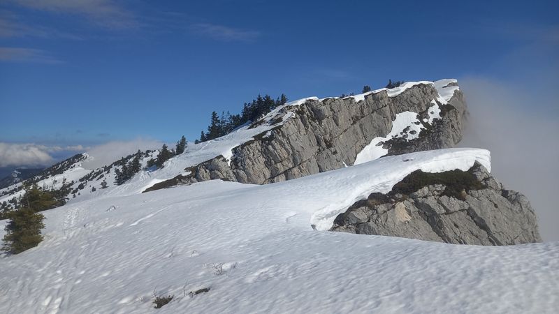 Falaise enneigée dans la brume