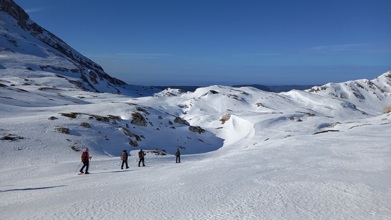 Groupe en raquettes sur les hauts plateaux enneigés