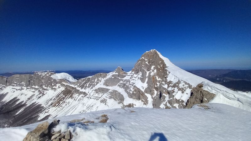 Sommet rocheux enneigé du Vercors