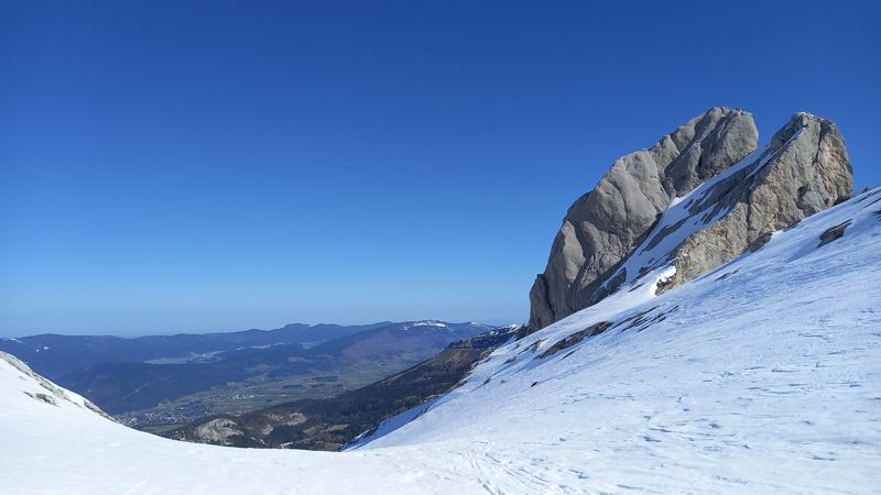 Grand rocher au-dessus de la vallée