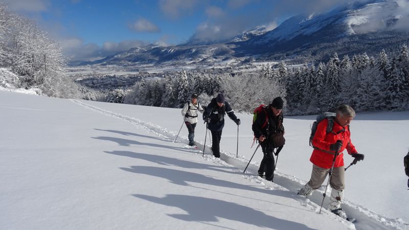 Montée en raquettes face aux sommets du Vercors