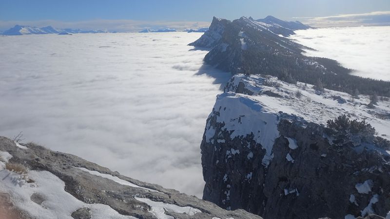 Crêtes enneigées au-dessus d'une mer de nuages